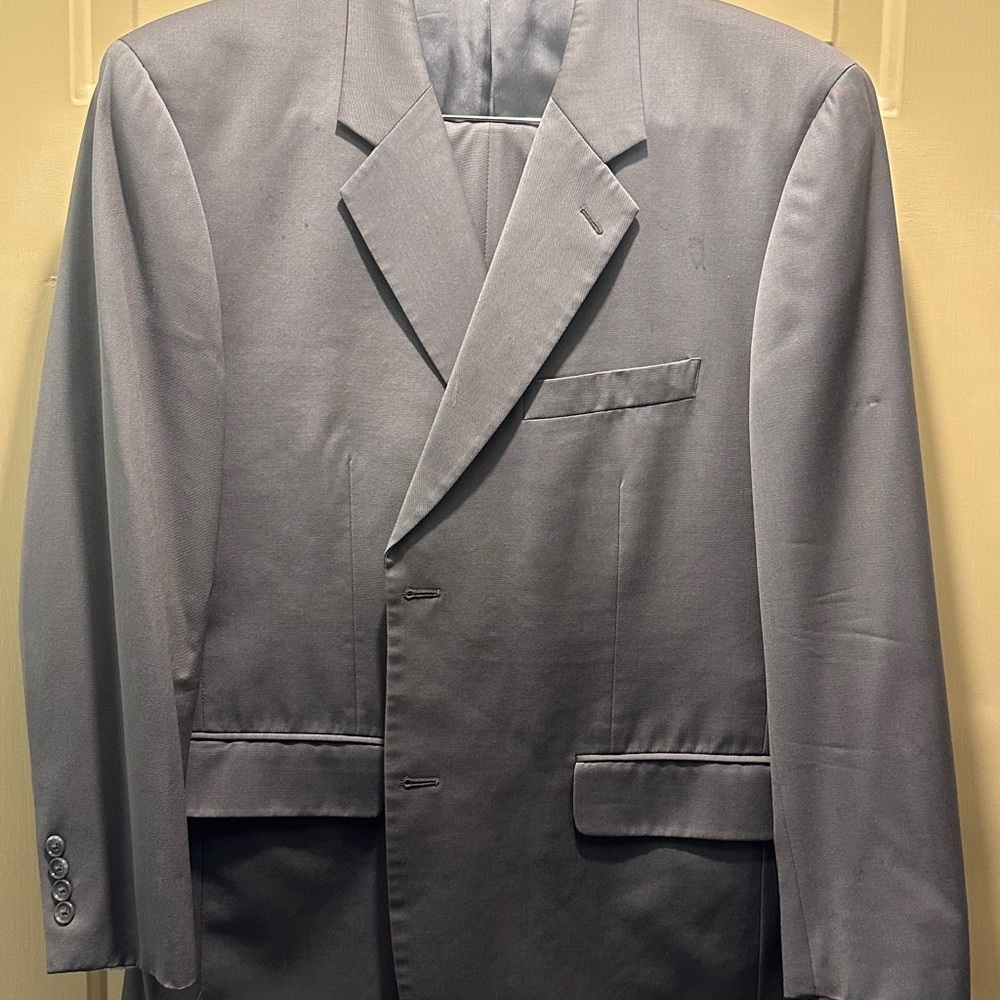 Classic Gray Suit with Notched Lapel and Wool-Blend Fabric